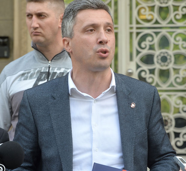 Бошков удар на мигранте наљутио демократе: Лидер Двери отворио нову пукотину у Савезу за Србију